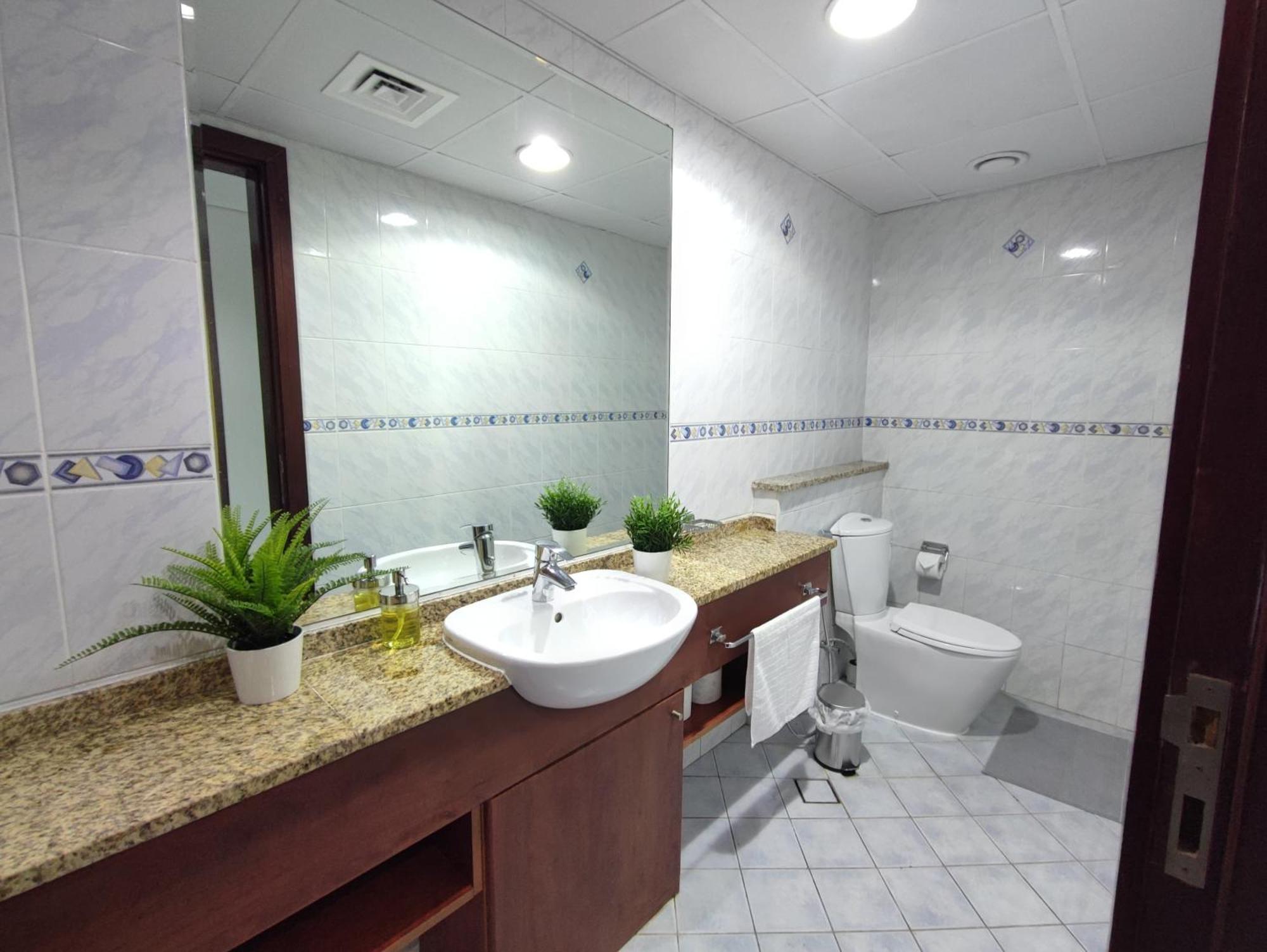 One Bedroom Apartment With Pool & Gym Near Marina Dubai Esterno foto