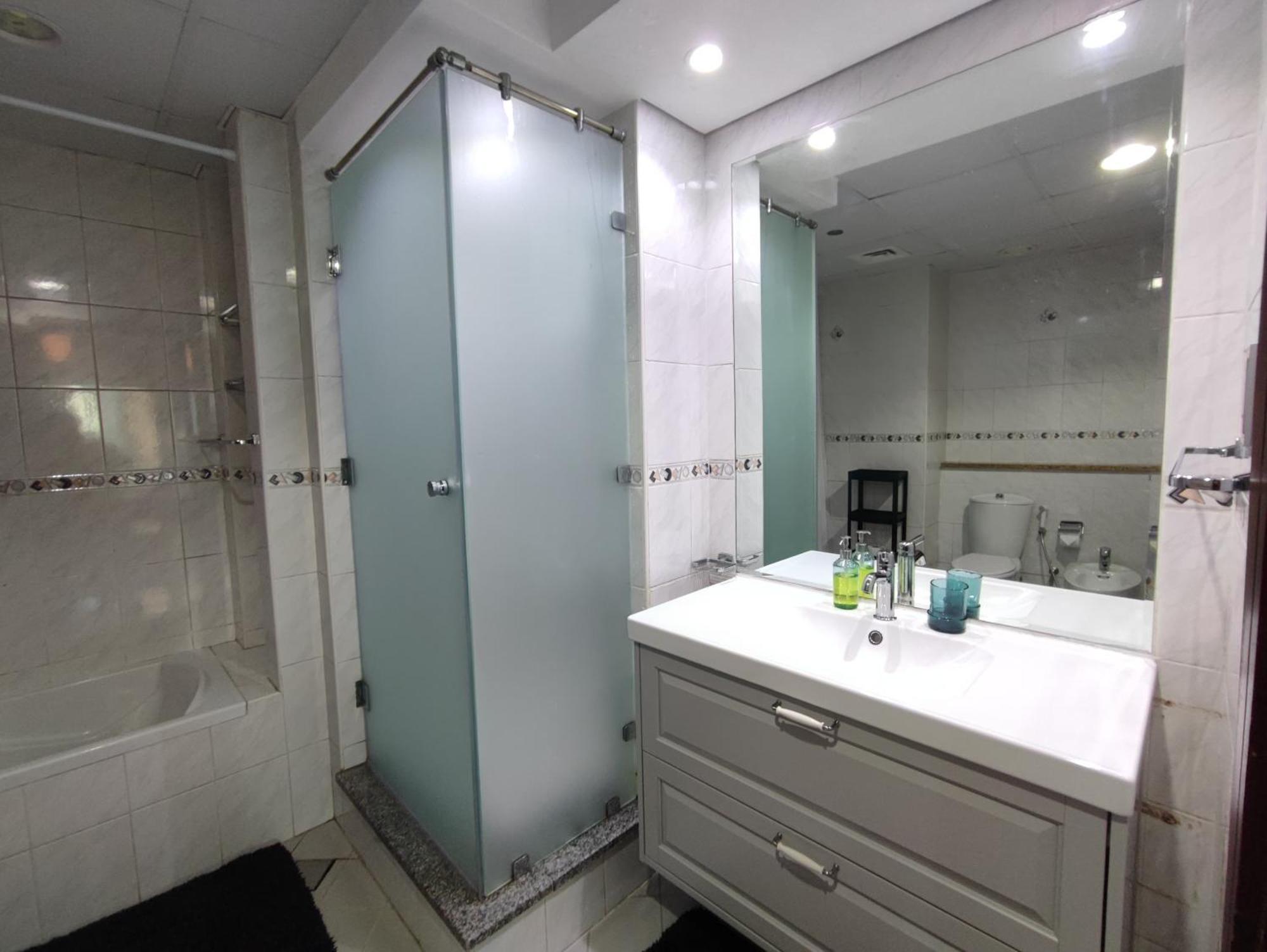 One Bedroom Apartment With Pool & Gym Near Marina Dubai Esterno foto